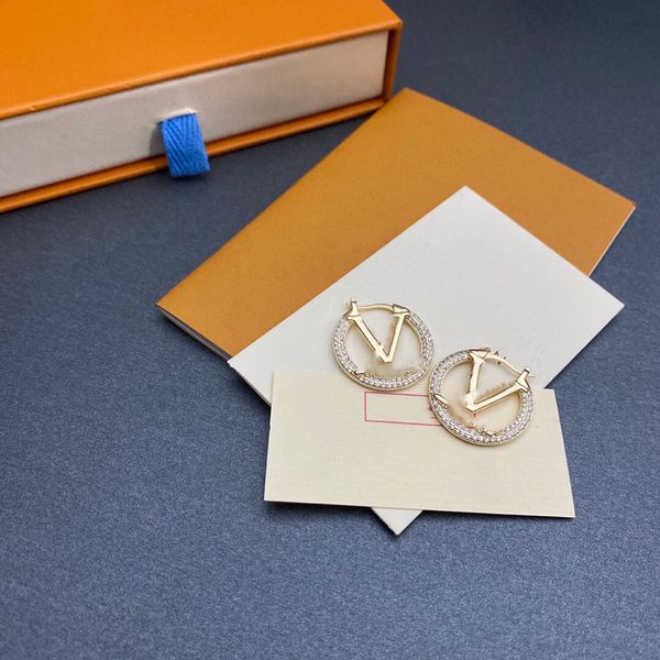 ladies new designer earrings studs letters colorful crystal pendants 18k gold plated anti allergy women's ear clip designer jewelry gif, Golden;silver
ladies new designer earrings studs letters colorful crystal pendants 18k gold plated anti allergy women's ear clip designer jewelry gif, Golden;silver