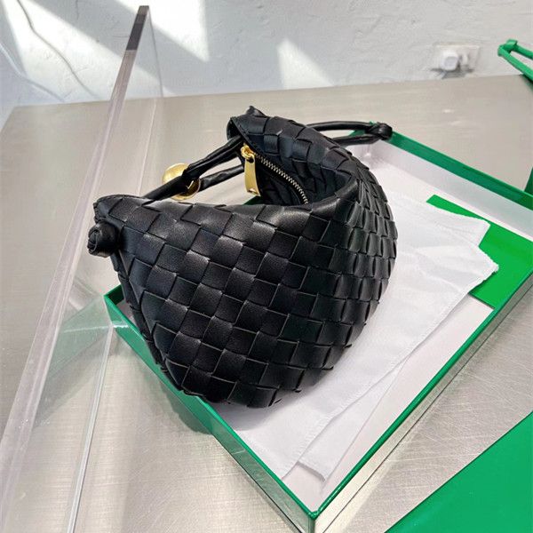 ladies woven bags fashion v vegetable baskets luxury woven handbags 2022 popular shoulder bags
ladies woven bags fashion v vegetable baskets luxury woven handbags 2022 popular shoulder bags