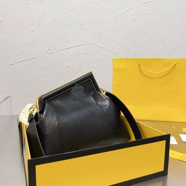 evening bags new f one shoulder messenger bag fashion celebrity lady white-collar dinner bag
evening bags new f one shoulder messenger bag fashion celebrity lady white-collar dinner bag
