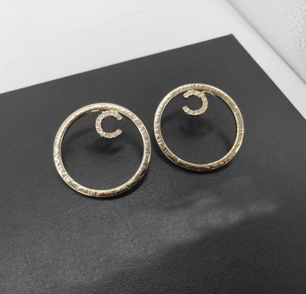 2022 charm round shape stud earring with diamond hollow design have box stamp ps7081a, Golden
2022 charm round shape stud earring with diamond hollow design have box stamp ps7081a, Golden