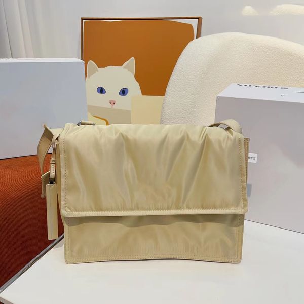 designer bags handbag women shoulder handbag leather material letter decoration vintage style design bag size 25cm
designer bags handbag women shoulder handbag leather material letter decoration vintage style design bag size 25cm