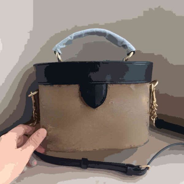 bags kou's old flower splicing cosmetic c's new rotary barrel chain box bag portable single shoulder messenger bag
bags kou's old flower splicing cosmetic c's new rotary barrel chain box bag portable single shoulder messenger bag