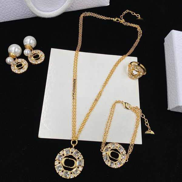 2022 set fashion stud necklace bracelet ring letter personality ladies wedding party designer jewelry high quality, Golden;silver
2022 set fashion stud necklace bracelet ring letter personality ladies wedding party designer jewelry high quality, Golden;silver