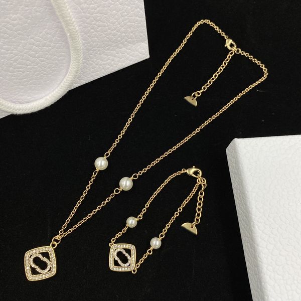 set fashion stud necklace bracelet letter personality ladies wedding party designer jewelry high quality, Golden;silver
set fashion stud necklace bracelet letter personality ladies wedding party designer jewelry high quality, Golden;silver