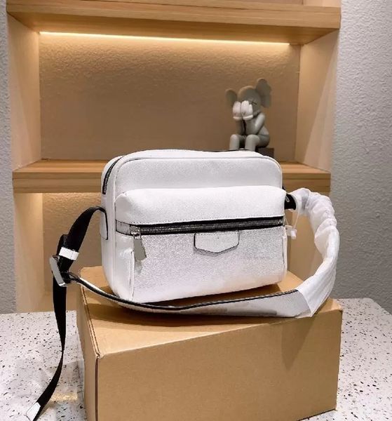 casual design crossbody bag bright colors pillow shape cool bags men and women outdoor cross-body pocket with wide strap leather nylon, Black;red 
casual design crossbody bag bright colors pillow shape cool bags men and women outdoor cross-body pocket with wide strap leather nylon, Black;red