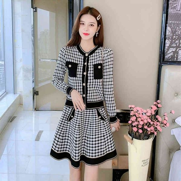 women's tracksuits pullover long sleeve knitted contrast color stitching single breasted cardigan lotus leaf short skirt elastic waist, Gray
women's tracksuits pullover long sleeve knitted contrast color stitching single breasted cardigan lotus leaf short skirt elastic waist, Gray