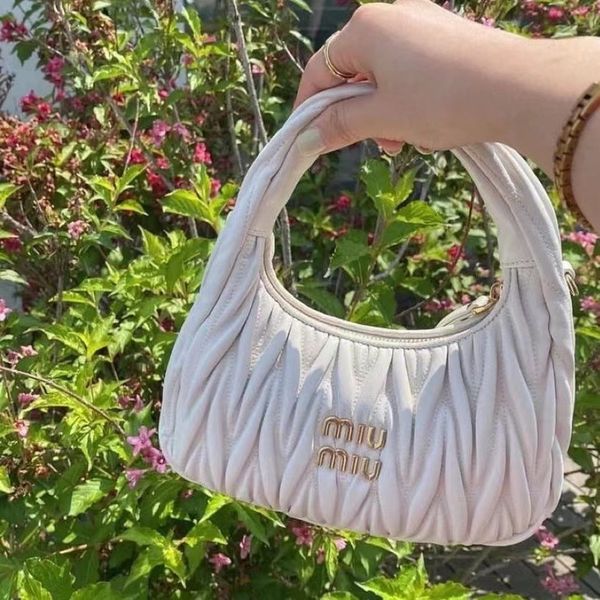 2022 one shoulder messenger portable miu bag hobo underarm bag fashion new designer women's bag leather head layer
2022 one shoulder messenger portable miu bag hobo underarm bag fashion new designer women's bag leather head layer