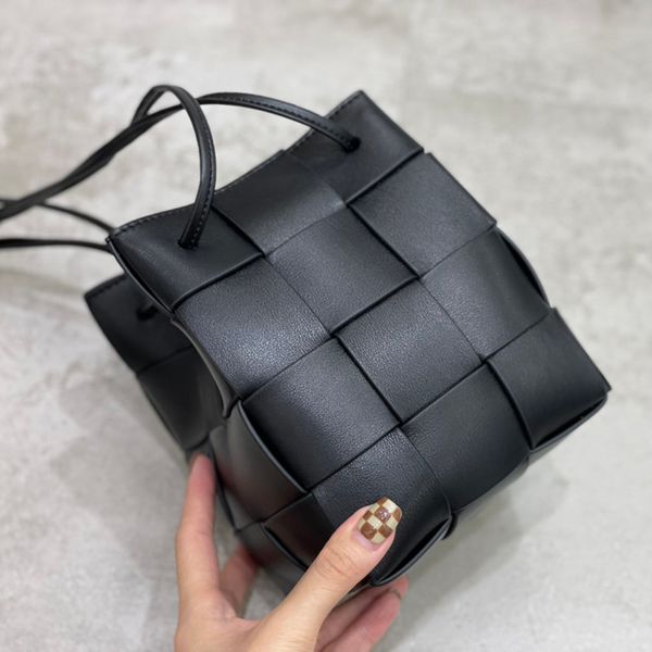 2022 superior quality woven fashion bags drawstring large-capacity bucket bag women's all-match one-shoulder messenger bag simple europ
2022 superior quality woven fashion bags drawstring large-capacity bucket bag women's all-match one-shoulder messenger bag simple europ