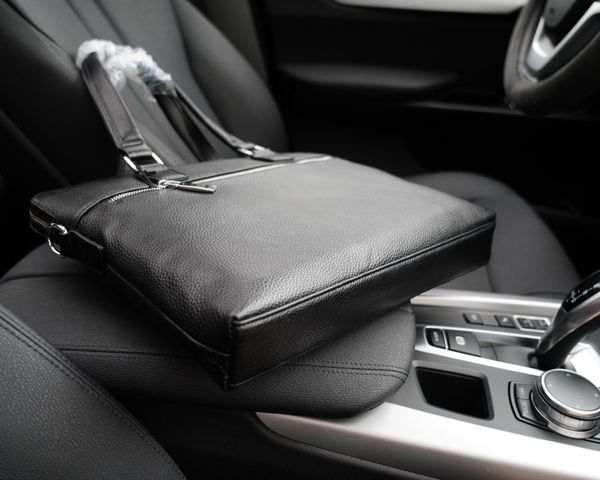 men's official document handbag messenger bag cowhide material hardware low-key luxury messenger bag
men's official document handbag messenger bag cowhide material hardware low-key luxury messenger bag