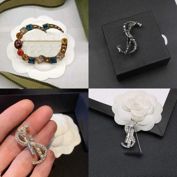 23ss 19color 18k gold plated double letters brooches small sweet wind women luxury brand designer crystal pearl brooch pins metal jewelry, Gray 
23ss 19color 18k gold plated double letters brooches small sweet wind women luxury brand designer crystal pearl brooch pins metal jewelry, Gray