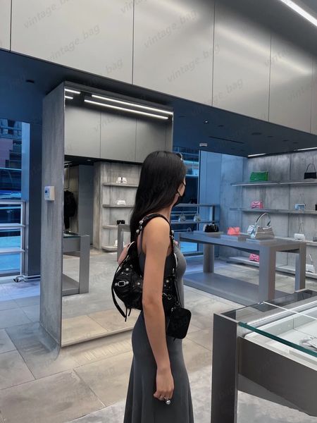 balenciiaga bag le cagole half moon motorcycle bb bags lady vintage ring rivets mini handbag women designer heart wallet coin purse shoulder
balenciiaga bag le cagole half moon motorcycle bb bags lady vintage ring rivets mini handbag women designer heart wallet coin purse shoulder