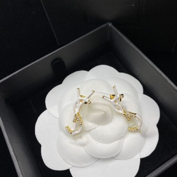 classic letter earrings studs charm retro designer earrings women eardrops jewelry with gift box for party anniversary 912, Golden
classic letter earrings studs charm retro designer earrings women eardrops jewelry with gift box for party anniversary 912, Golden