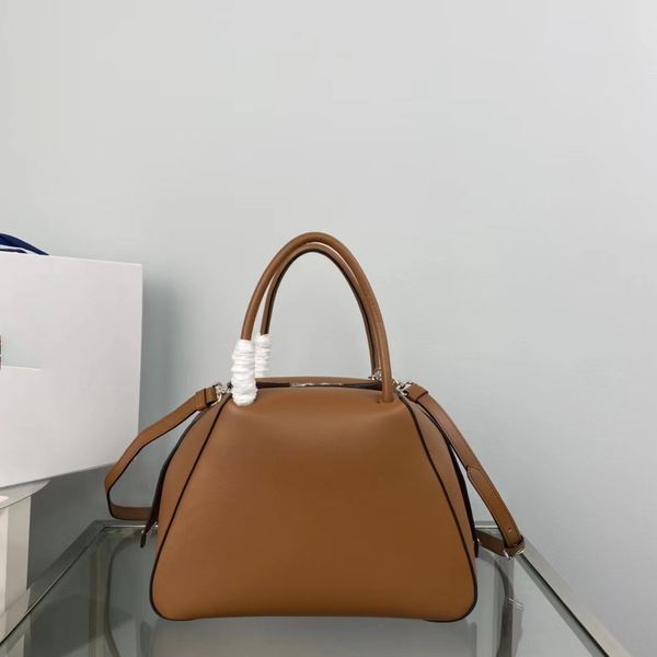 womens bags wrapped in plain calf leather with zippered soft sheepskin interior
womens bags wrapped in plain calf leather with zippered soft sheepskin interior