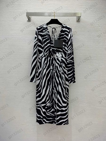 casual dresses womens herringbone textured contrast color zebra print medium length style designer dress v-neck front slit design long sleev, Black;gray
casual dresses womens herringbone textured contrast color zebra print medium length style designer dress v-neck front slit design long sleev, Black;gray