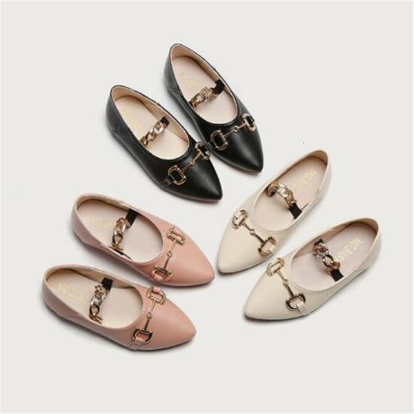 sneakers kids fashion girls princess spring and autumn pointed retro metal chains shallow mouth flat sole girls' single shoes 221130, Black;red 
sneakers kids fashion girls princess spring and autumn pointed retro metal chains shallow mouth flat sole girls' single shoes 221130, Black;red