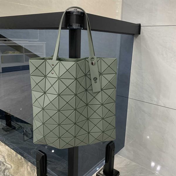 2022 new 6-grid lingge women's large capacity shoulder frosted tone tote bag matte handbag
2022 new 6-grid lingge women's large capacity shoulder frosted tone tote bag matte handbag