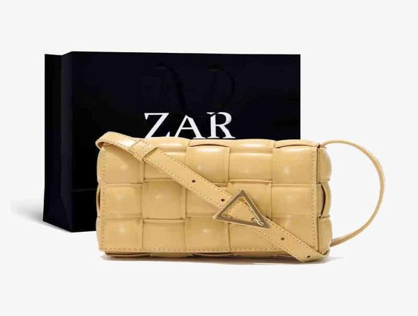 bottegas designer handbags 2022 venetas jodie spring fetal sheepskin large woven women039s bag leather pillow single shoulder m2312016
bottegas designer handbags 2022 venetas jodie spring fetal sheepskin large woven women039s bag leather pillow single shoulder m2312016