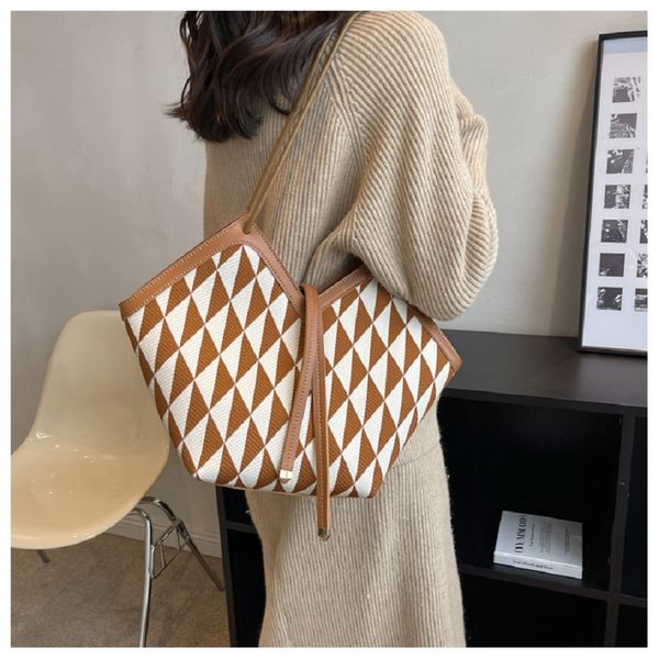 autumn 2022 triangle embroidery pull with one shoulder underarm simple women's bag color contrast fashion matching large capacity luxur
autumn 2022 triangle embroidery pull with one shoulder underarm simple women's bag color contrast fashion matching large capacity luxur