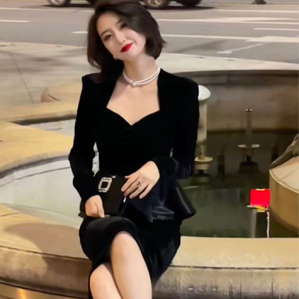 runway dresses hepburn style fake two black gold velvet dresses autumn and winter 2022 new noble western-style square neck dress
runway dresses hepburn style fake two black gold velvet dresses autumn and winter 2022 new noble western-style square neck dress