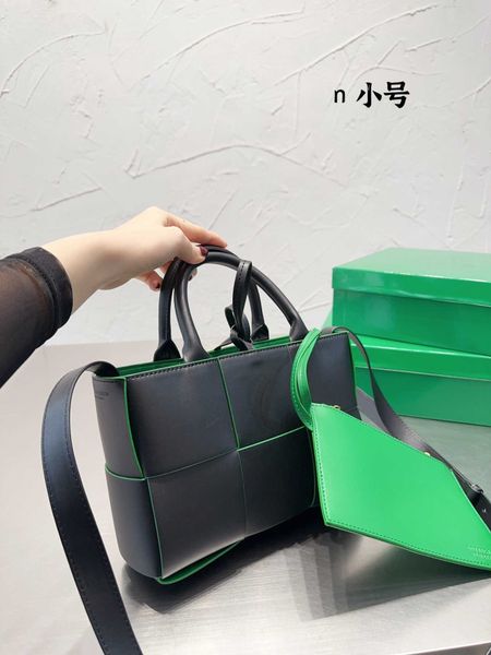 popular fashion retro portable sumptuous durable exclusive handmade gift designer bags
popular fashion retro portable sumptuous durable exclusive handmade gift designer bags