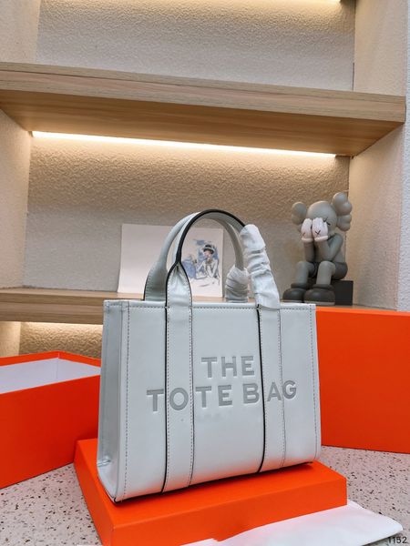 the tote bag luxury brand shoulder bag crossbody handbag genuine leather cattlehide designer messenger bags 5a quality 27cm womens fashion l
the tote bag luxury brand shoulder bag crossbody handbag genuine leather cattlehide designer messenger bags 5a quality 27cm womens fashion l