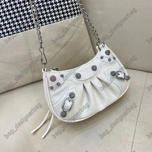 fashionable and luxurious popular lady armpit handbag messenger bag simple and versatile real belt drill
fashionable and luxurious popular lady armpit handbag messenger bag simple and versatile real belt drill