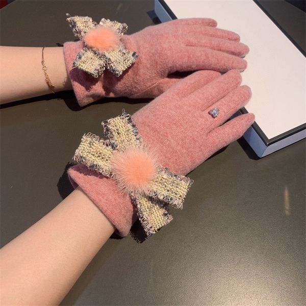 designer brand luxury five fingers gloves leather wool classic letters glove fashion winter warm leisure mittens, Blue;gray
designer brand luxury five fingers gloves leather wool classic letters glove fashion winter warm leisure mittens, Blue;gray