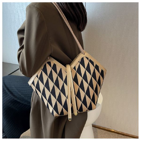 autumn 2022 triangle embroidery pull with one shoulder underarm simple women's bag color contrast fashion matching large capacity luxur
autumn 2022 triangle embroidery pull with one shoulder underarm simple women's bag color contrast fashion matching large capacity luxur