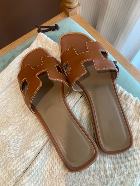 classics brand women slippers h1 genuine leather beach shoes flip flops brown black matte scuffs flat bottom sandals with dust bag 35-42
classics brand women slippers h1 genuine leather beach shoes flip flops brown black matte scuffs flat bottom sandals with dust bag 35-42