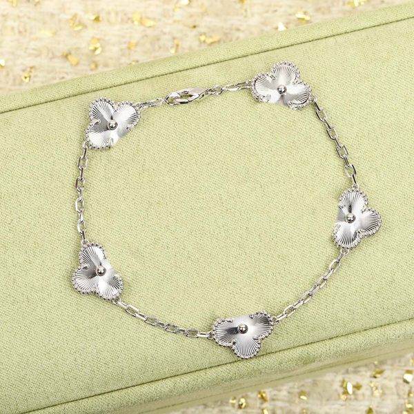 2022 luxury quality five flower shape charm bracelet in platinum plated rhombus design have stsmp box ps7381a, Golden;silver
2022 luxury quality five flower shape charm bracelet in platinum plated rhombus design have stsmp box ps7381a, Golden;silver