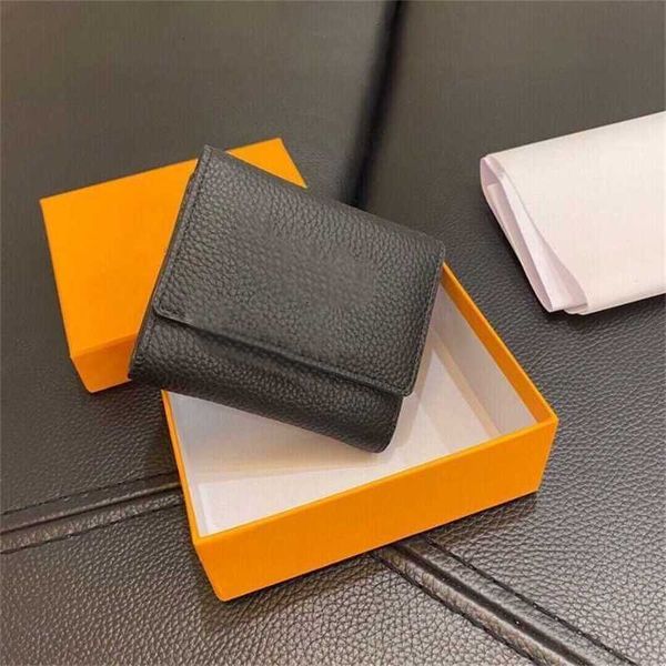 2022 new short women's wallet layer cowhide multi card high-capacity lychee grain leather buckle bag, Red;black
2022 new short women's wallet layer cowhide multi card high-capacity lychee grain leather buckle bag, Red;black