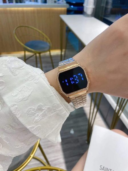 2022 new watch metal shell men's and women's digital watch 4 color led display time bright drill frame, Slivery;brown
2022 new watch metal shell men's and women's digital watch 4 color led display time bright drill frame, Slivery;brown