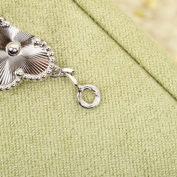 luxury quality five flower shape charm bracelet in platinum plated rhombus design have stsmp box ps7381a, Golden;silver
luxury quality five flower shape charm bracelet in platinum plated rhombus design have stsmp box ps7381a, Golden;silver