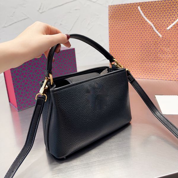 new designer bag hardware big logo luxury fashion retro women's purse one shoulder tote bag with box
new designer bag hardware big logo luxury fashion retro women's purse one shoulder tote bag with box