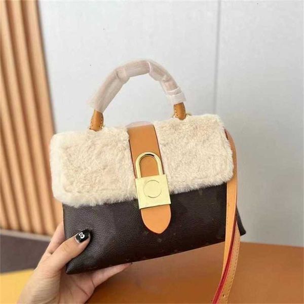2022 winter new designers evening handbags purse luxury network red same lamb wool flap women's bag fashion wear versatile details uniq
2022 winter new designers evening handbags purse luxury network red same lamb wool flap women's bag fashion wear versatile details uniq
