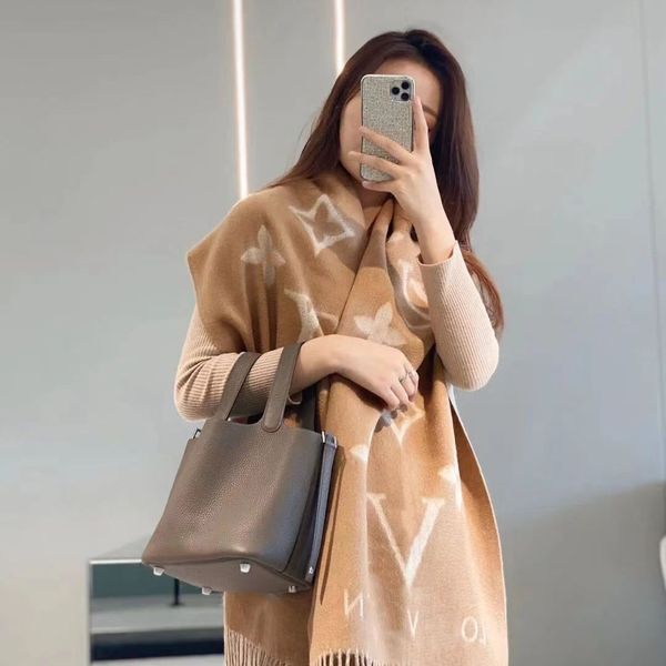 2022 New Designer Luxury Scarf Cashmere Thick Shawl Women Long Winter Wram Pashmina Wraps Hijab with Tassel Bufanda Foulard gift aimei
2022 New Designer Luxury Scarf Cashmere Thick Shawl Women Long Winter Wram Pashmina Wraps Hijab with Tassel Bufanda Foulard gift aimei