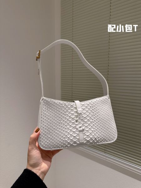 the latest fashion single women's handbag one shoulder is worth owning