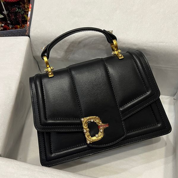 designer brand name vintage crocodile print cowhide handbag women's new fashion pearl letter clamshell multifunctional large capacity c
designer brand name vintage crocodile print cowhide handbag women's new fashion pearl letter clamshell multifunctional large capacity c
