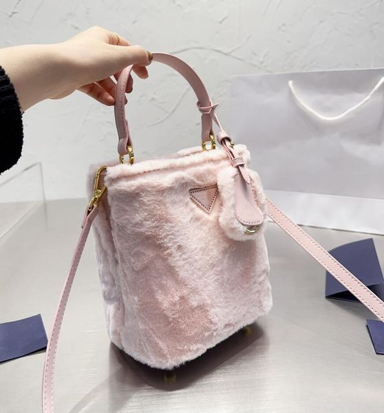 plush pure color winter shoulder bags women designer bag fashion double-deck bucket bag leisure furry fluffy handbag luxury women's cro
plush pure color winter shoulder bags women designer bag fashion double-deck bucket bag leisure furry fluffy handbag luxury women's cro