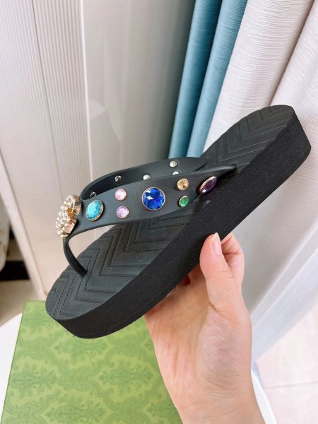 23ss designer chevron thong slides flip-flops slippers glass diamond celebrity flat sandals short heel temperament female trend size 35-42, Black
23ss designer chevron thong slides flip-flops slippers glass diamond celebrity flat sandals short heel temperament female trend size 35-42, Black