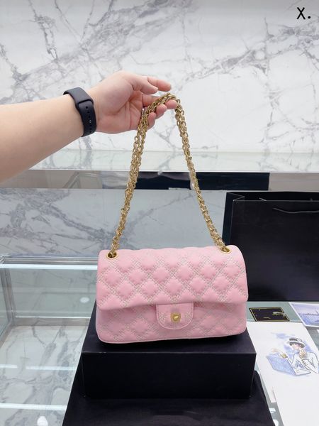 new white high-grade fashion bag shows the elegance and confidence of women in the workplace
new white high-grade fashion bag shows the elegance and confidence of women in the workplace