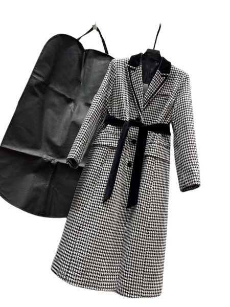 autumn and winter new classic vintage black and white color matching fashionable color matching lapel design belt plaid wool long coat
autumn and winter new classic vintage black and white color matching fashionable color matching lapel design belt plaid wool long coat