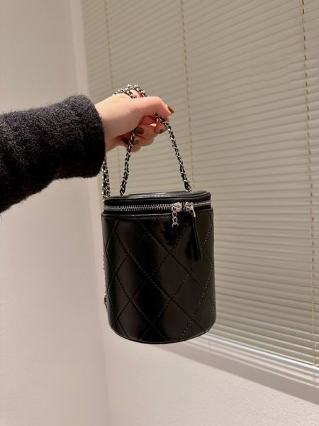 tz luxury cowhide designer chain crossbody bag silver metal hardware bucket women's zipper closed cosmetic bag fashion one shoulder han
tz luxury cowhide designer chain crossbody bag silver metal hardware bucket women's zipper closed cosmetic bag fashion one shoulder han
