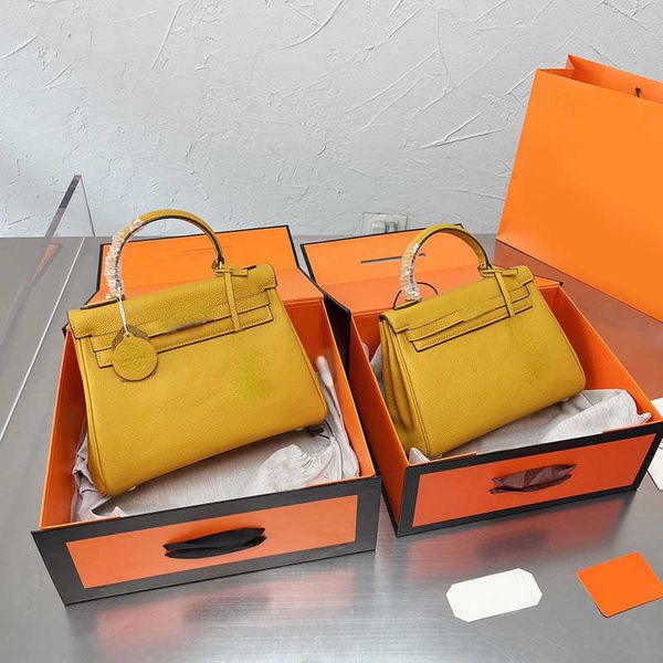 shoulder bags totes handbag solid messenger women cross body purse bottom rivet litchi cowhide handle high grade dust bag packaging leather
shoulder bags totes handbag solid messenger women cross body purse bottom rivet litchi cowhide handle high grade dust bag packaging leather