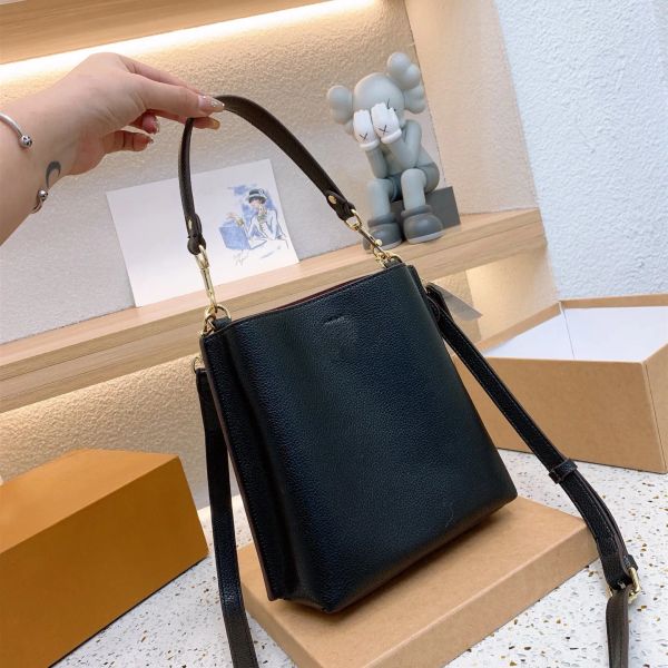 womens buckets deisgner bags women handbag shoulder crossbody bag totes genuine leather with box, Black;red
womens buckets deisgner bags women handbag shoulder crossbody bag totes genuine leather with box, Black;red