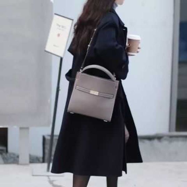 designer luxury women the tote bag fashion versatile handbags shoulder crossbody bags purse tories totes large capacity saddle wallets 7a 43
designer luxury women the tote bag fashion versatile handbags shoulder crossbody bags purse tories totes large capacity saddle wallets 7a 43