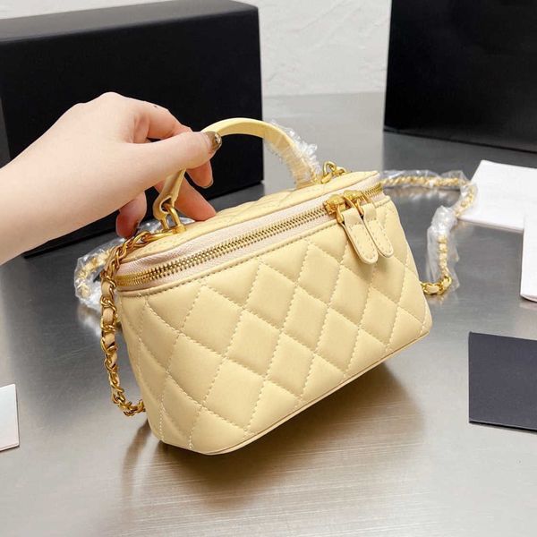 cc bag wallets 2022 19cm designer box makeup totes bag lambskin five colors choice classic quilted handle gold metal hardware chain zipper s, Red;black
cc bag wallets 2022 19cm designer box makeup totes bag lambskin five colors choice classic quilted handle gold metal hardware chain zipper s, Red;black