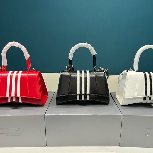 5a quality women's designer bags shoulder crossbody bag luxury handle leather classic vintage wallets metal chain handbag shopping tote
5a quality women's designer bags shoulder crossbody bag luxury handle leather classic vintage wallets metal chain handbag shopping tote
