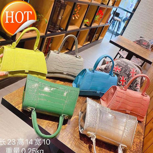 women's luxury designers handbags 2023 new hourglass texture alligator print mini one shoulder messenger bag portable tote bags factory
women's luxury designers handbags 2023 new hourglass texture alligator print mini one shoulder messenger bag portable tote bags factory