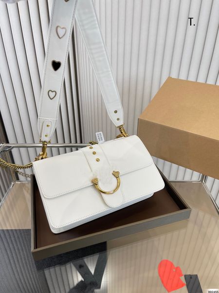 2022 new black and white silver retro classic handbag fashion representative as a woman of taste
2022 new black and white silver retro classic handbag fashion representative as a woman of taste